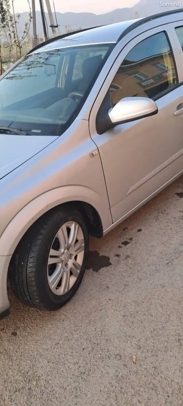 Opel Astra H 2005 · 1.4 MT