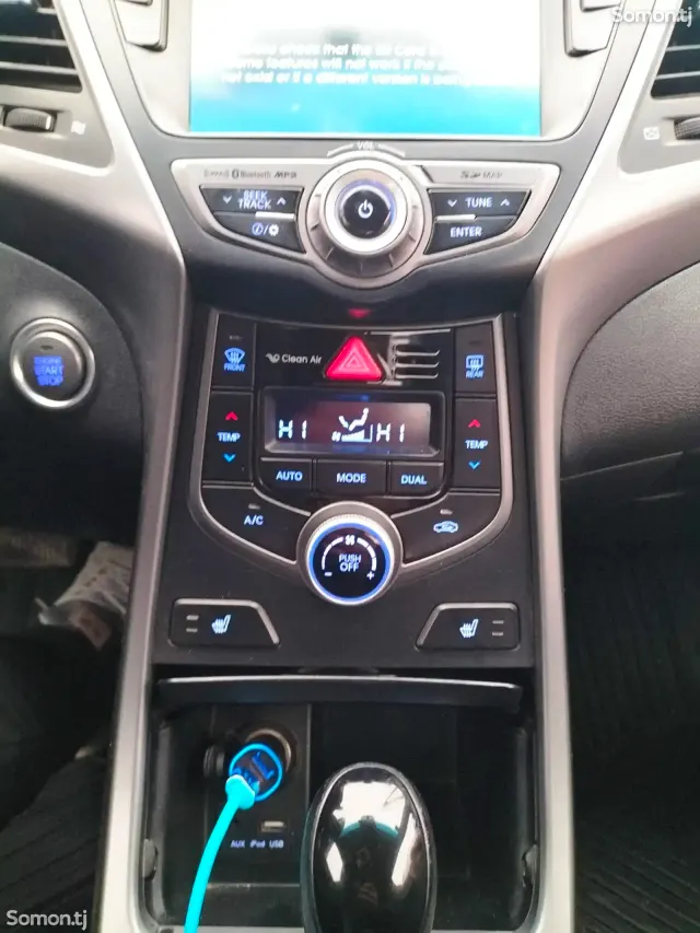 Hyundai Elantra 2016 · 1.8 AT