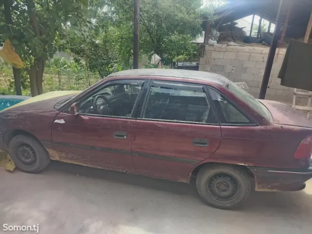 Opel Astra F 1993 · 1.6 MT