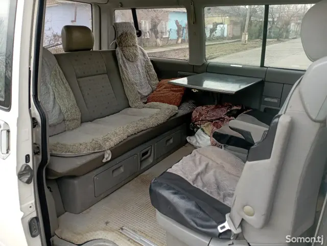 Volkswagen EuroVan 1993 · 2.4 MT