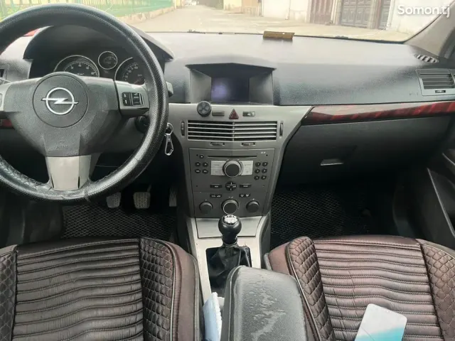 Opel Astra H 2004 · 1.6 MT