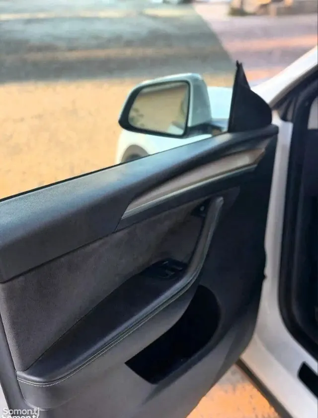 Tesla Model Y 2021 · AT