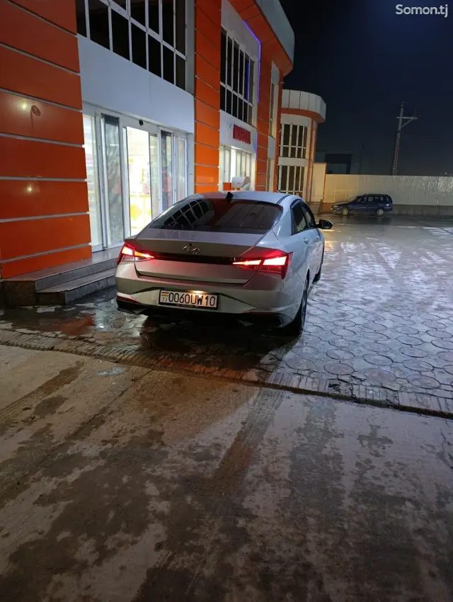 Hyundai Elantra 2022 · 2.0 AT