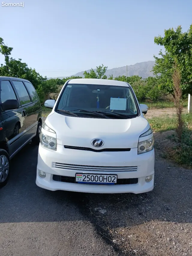 Toyota Voxy 2007 · 1.8 CVT
