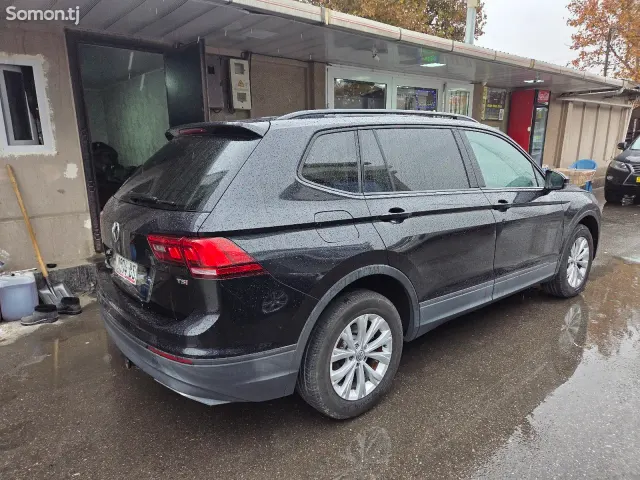 Volkswagen Tiguan 2018 · 2.0 AT