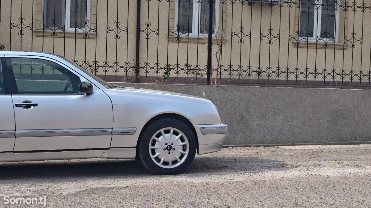 Mercedes-Benz E class 2000 · 3.2 AT