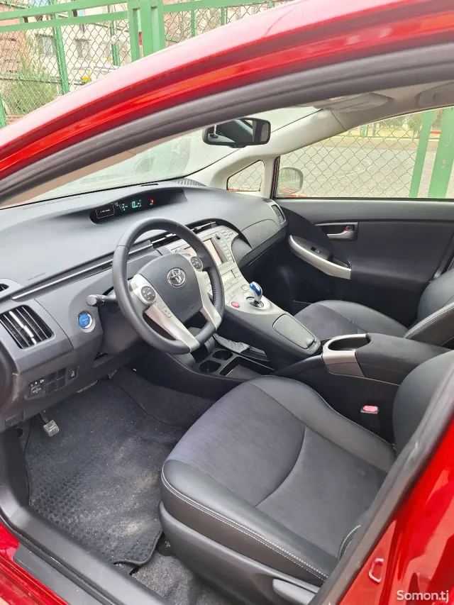 Toyota Prius 2014 · 1.8 AT
