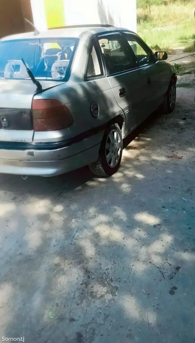 Opel Astra F 1993 · 1.6 MT