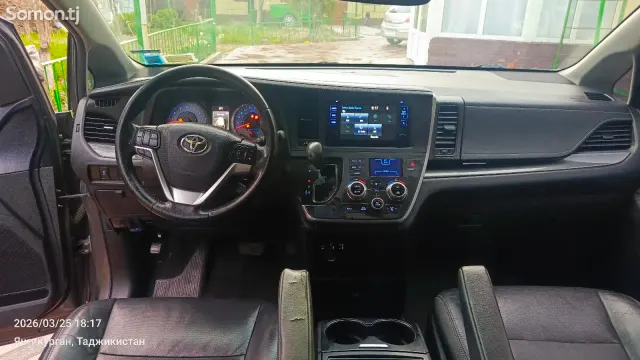 Toyota Sienna 2015 · 3.5 AT