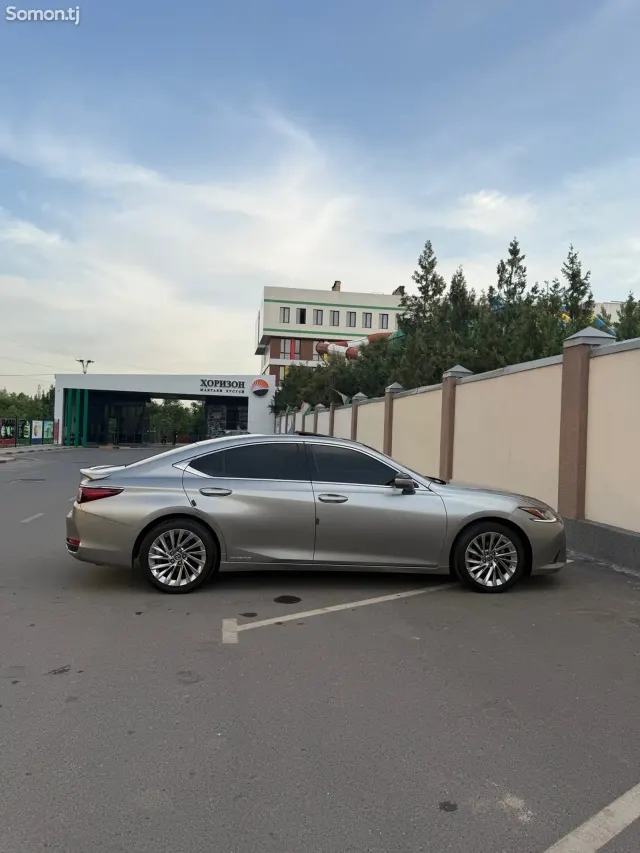 Lexus ES series 2021 · 2.5 AT