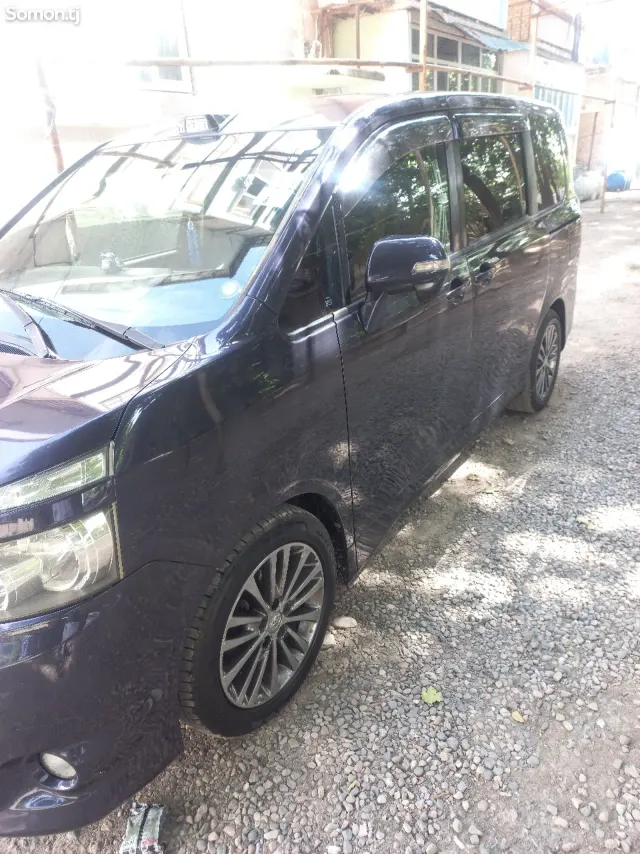 Toyota Voxy 2008 · 2.0 AT