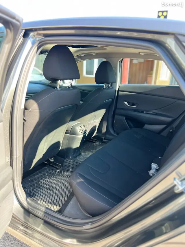 Hyundai Elantra 2023 · 2.0 AT