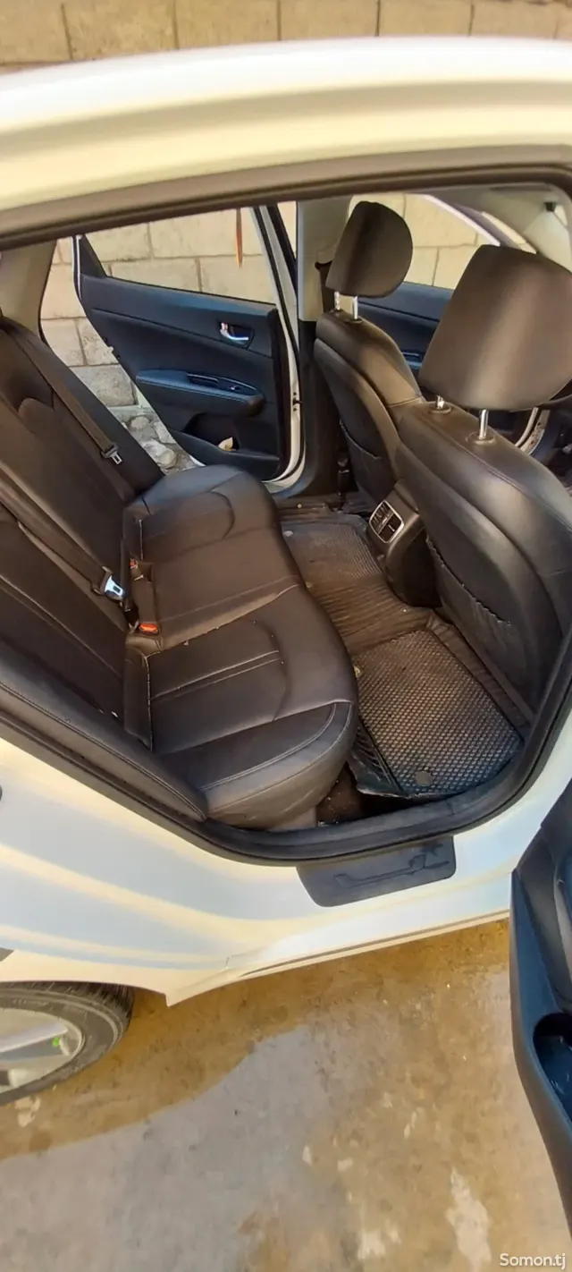 Kia K5 2015 · 2.0 AT