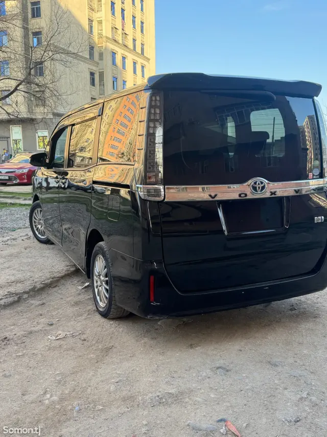 Toyota Voxy 2014 · 1.8 CVT