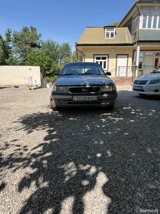 Opel Astra F 1995 · 1.6 MT