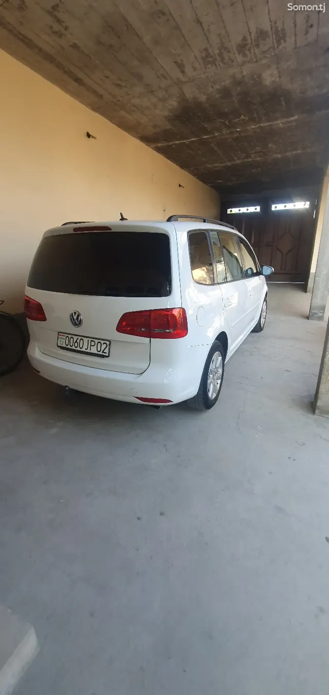 Volkswagen Touran 2011 · 1.4 MT
