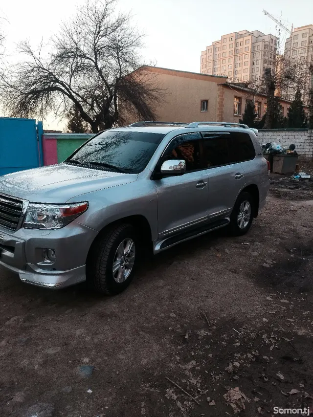 Toyota Land Cruiser 2011 · 5.7 AT