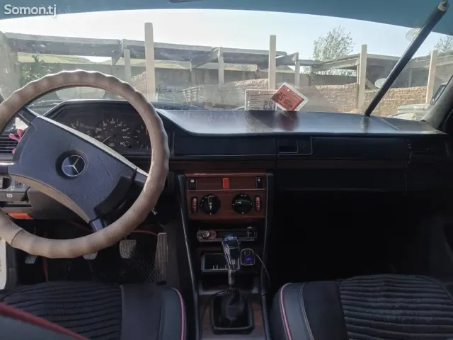 Mercedes-Benz W124 1990 · 2.0 MT