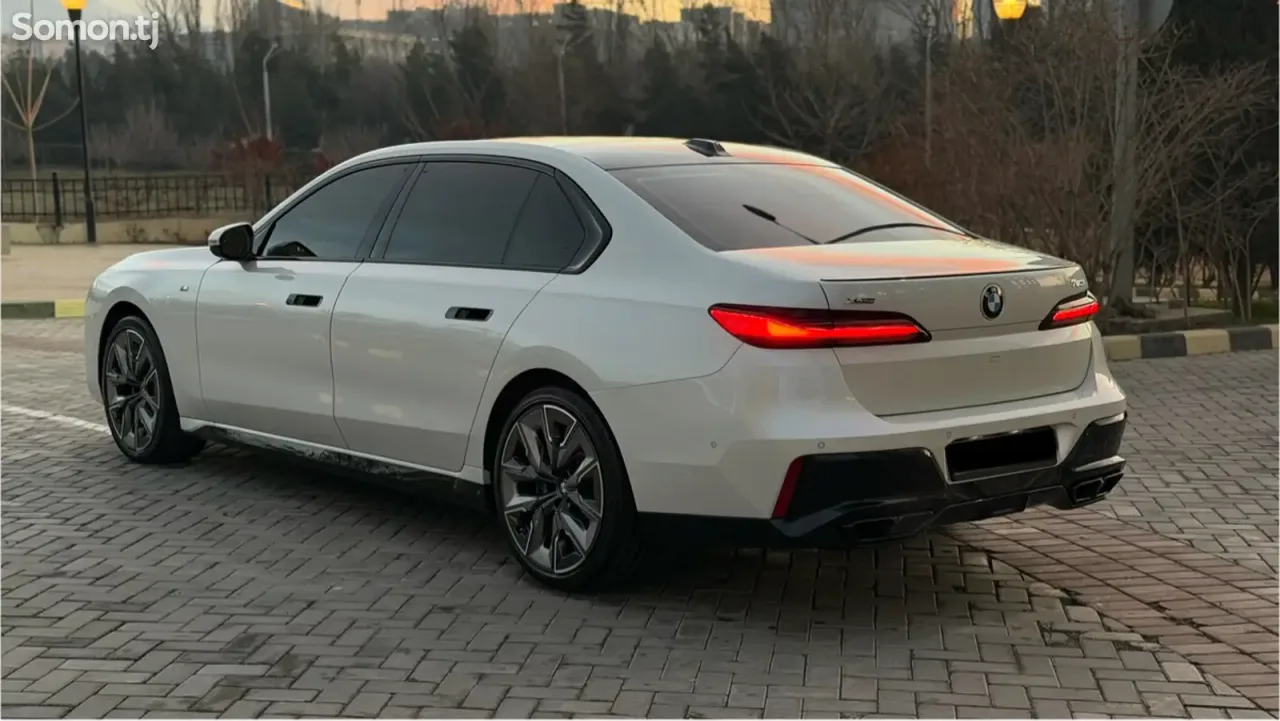 BMW 7 series 2023 · 4.4 AT