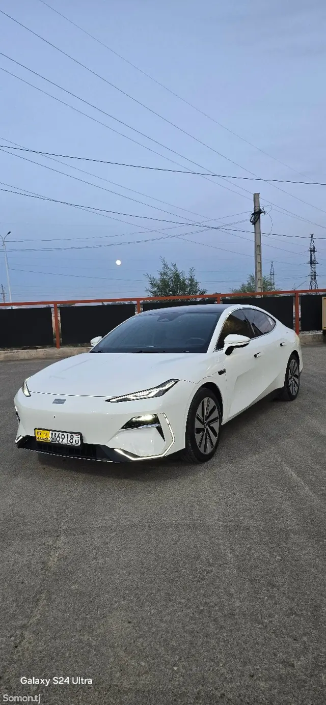 Geely Galaxy E8 2025 · AT