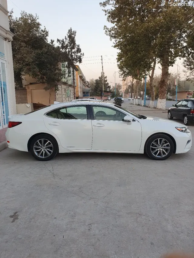 Lexus ES series 2016 · 2.5 AT