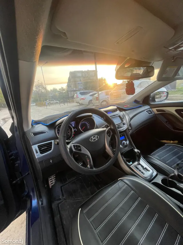 Hyundai Elantra 2013 · 1.8 AT