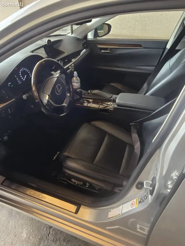 Lexus ES series 2015 · 2.5 AT
