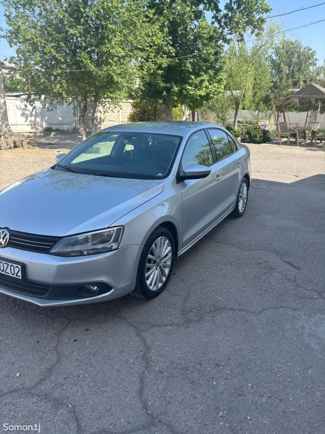 Volkswagen Jetta 2012 · 1.6 AT