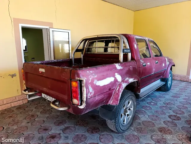 Toyota Hilux 1995 · 2.4 MT