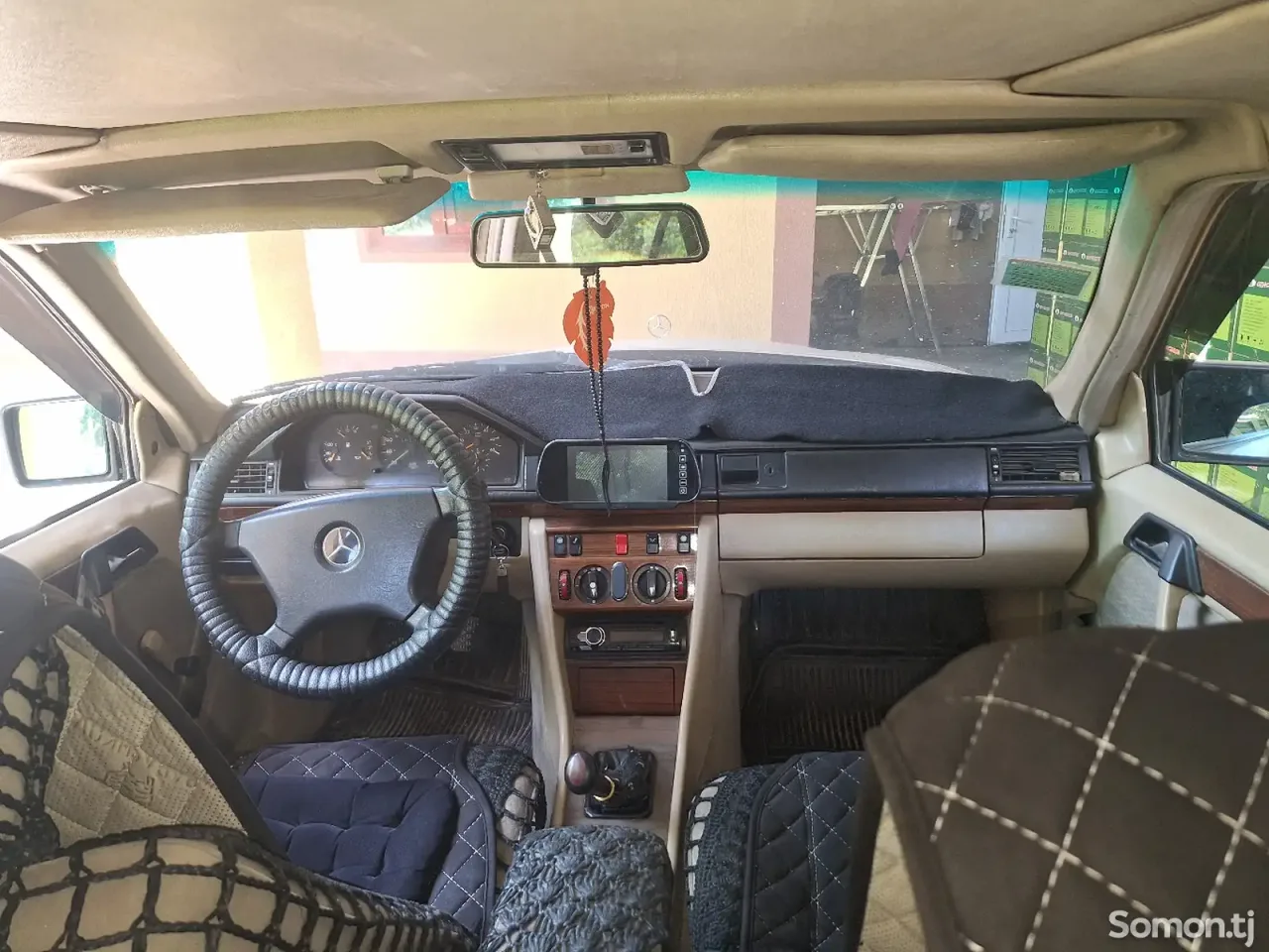 Mercedes-Benz W124 1990 · 2.0 MT