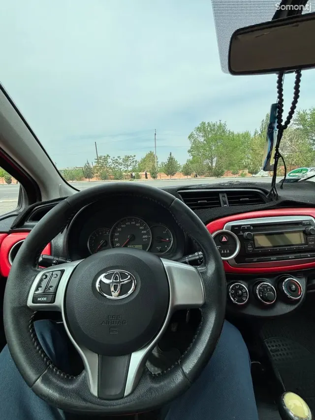 Toyota Yaris 2011 · 1.1 MT