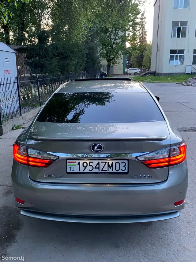 Lexus ES series 2016 · 2.5 AT