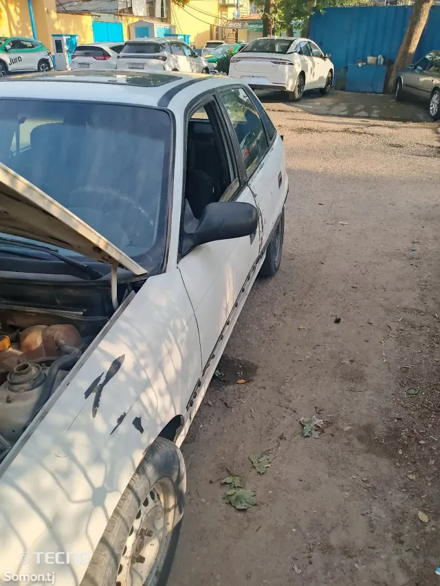 Opel Astra F 1992 · 1.6 MT