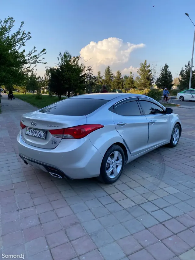 Hyundai Avante 2013 · 1.6 AT