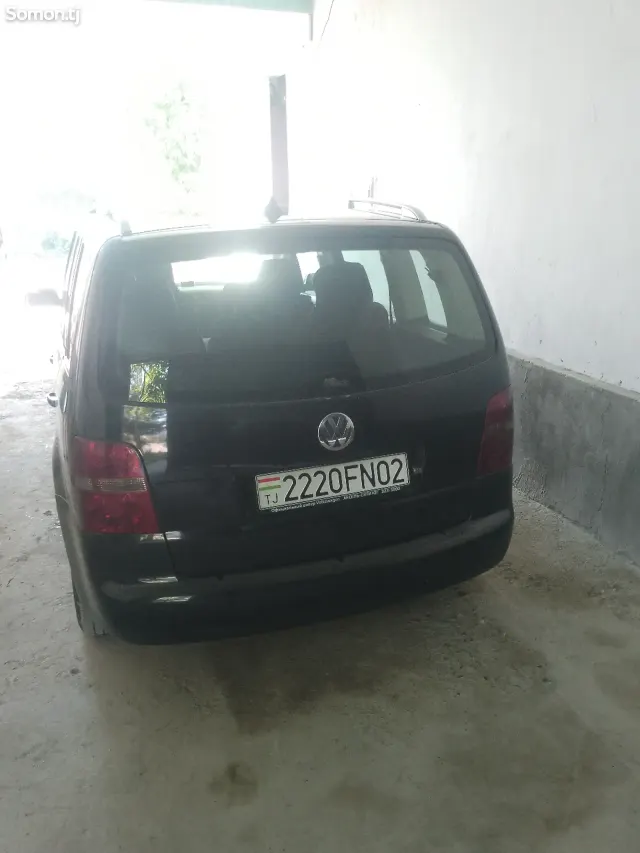 Volkswagen Touran 2006 · 2.0 MT