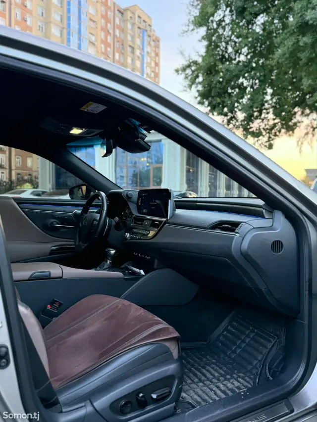 Lexus ES series 2024 · 3.0 AT