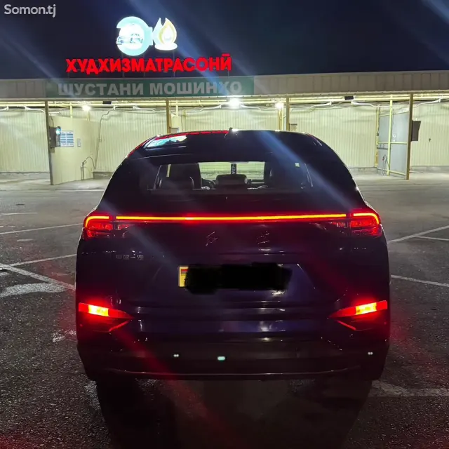 Hongqi E-HS3 2019 · AT