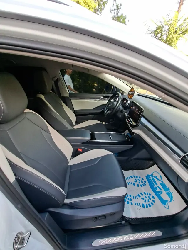Volkswagen ID.6 2022 · AT