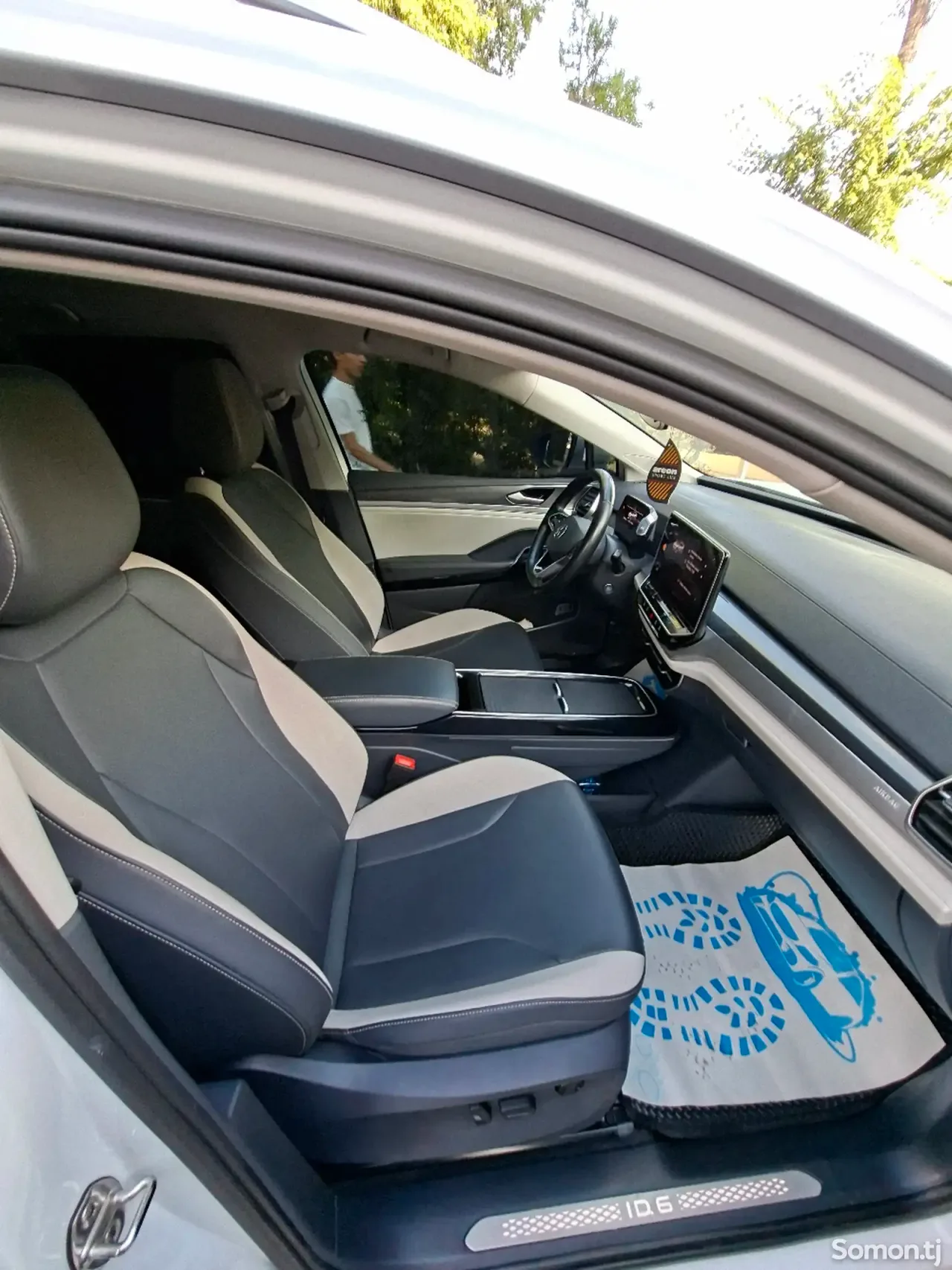 Volkswagen ID.6 2022 · AT