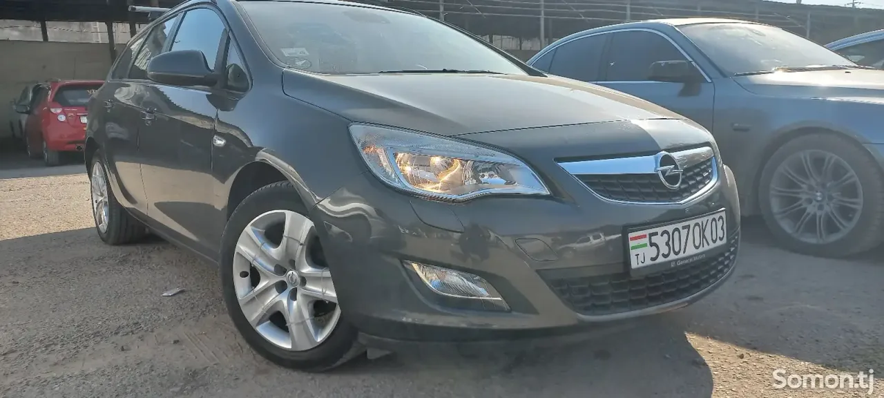 Opel Astra J 2011 · 1.4 MT