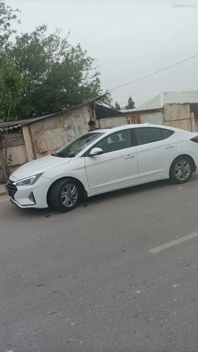 Hyundai Elantra 2019 · 2.0 AT