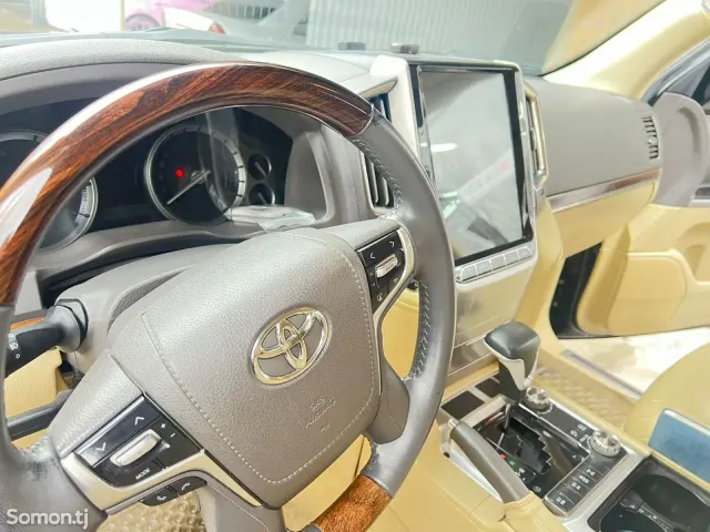 Toyota Land Cruiser 2016 · 5.7 AT