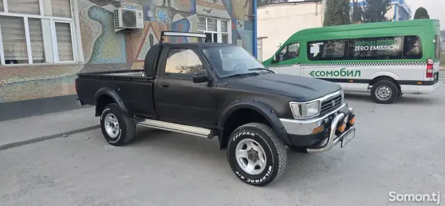 Toyota Hilux 1998 · 2.8 MT