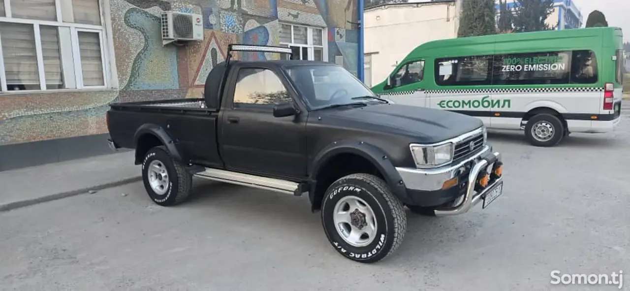Toyota Hilux 1998 · 2.8 MT