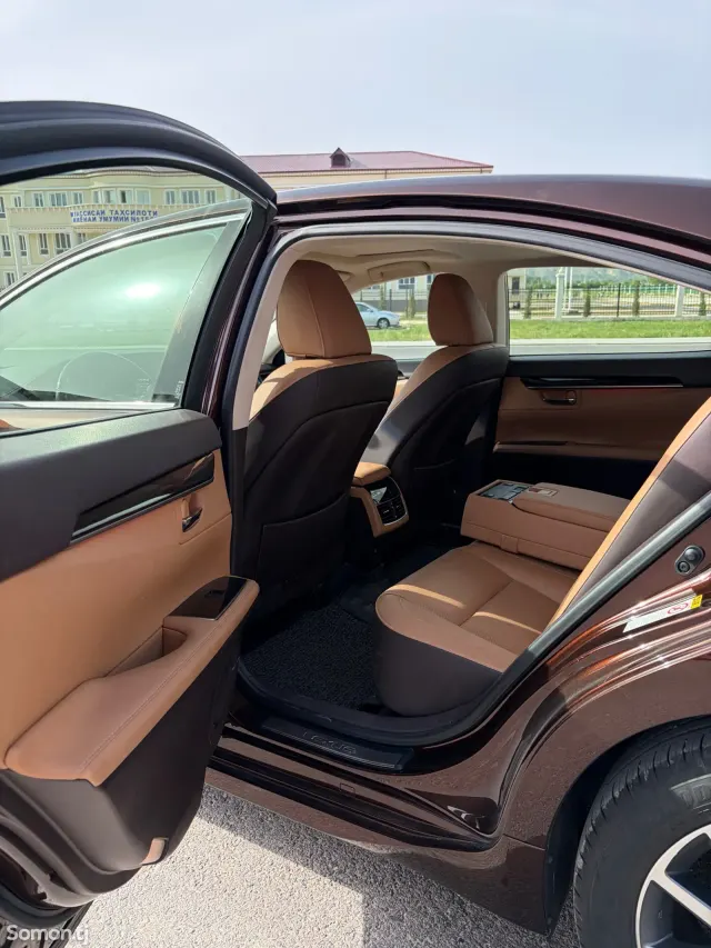 Lexus ES series 2016 · 3.0 AT