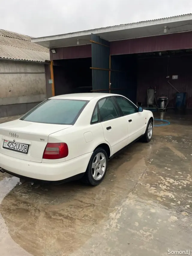 Audi A4 1995 · 1.6 MT