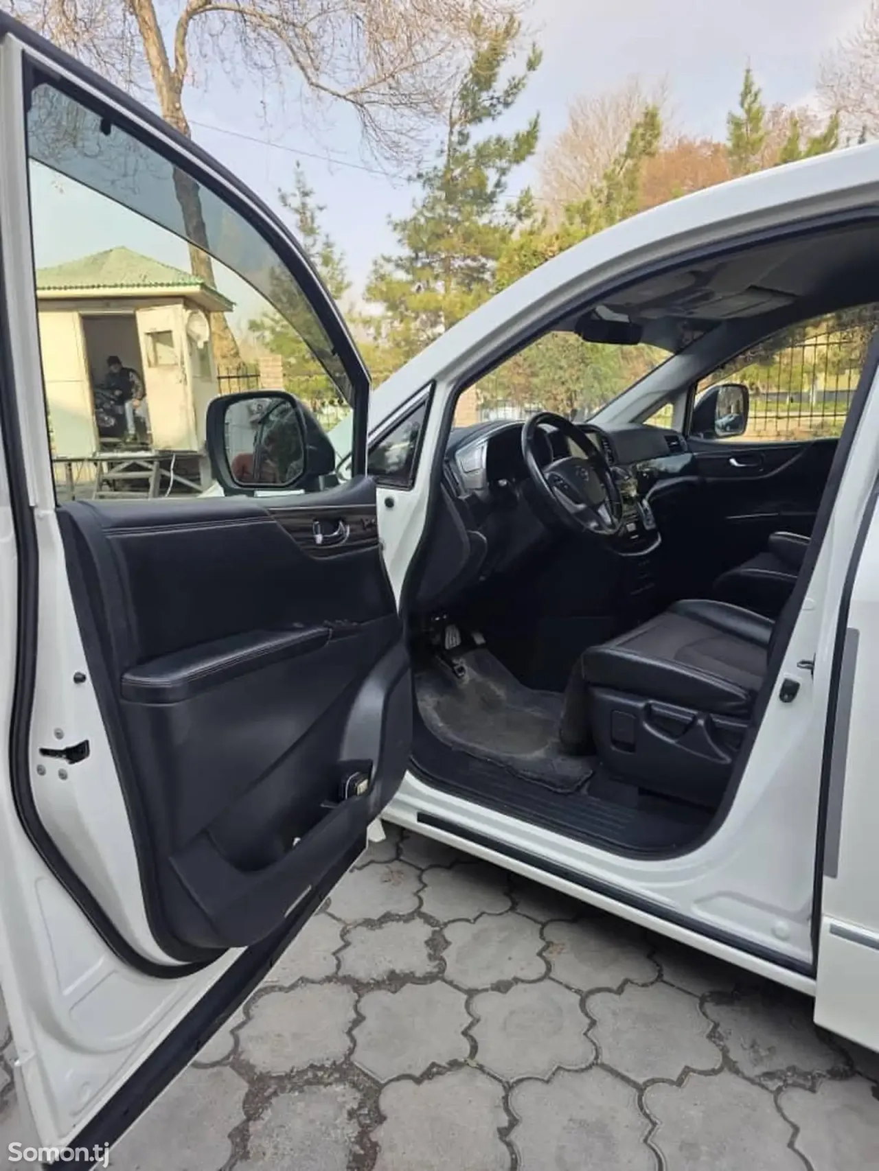 Nissan Elgrand 2015 · 2.5 AT
