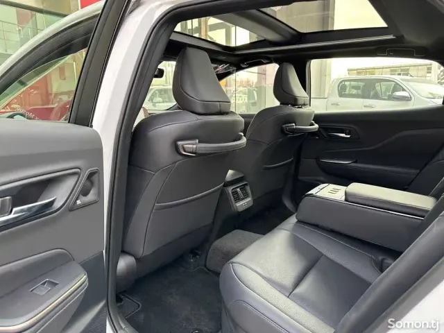 Toyota Crown 2023 · 2.4 AT