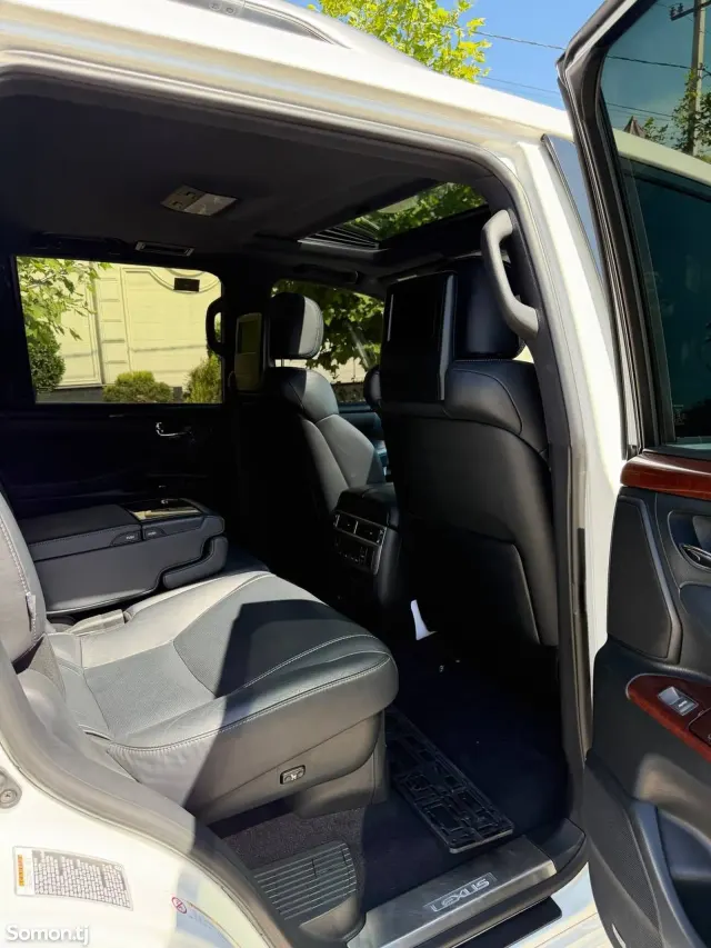 Lexus LX series 2015 · 5.7 AT