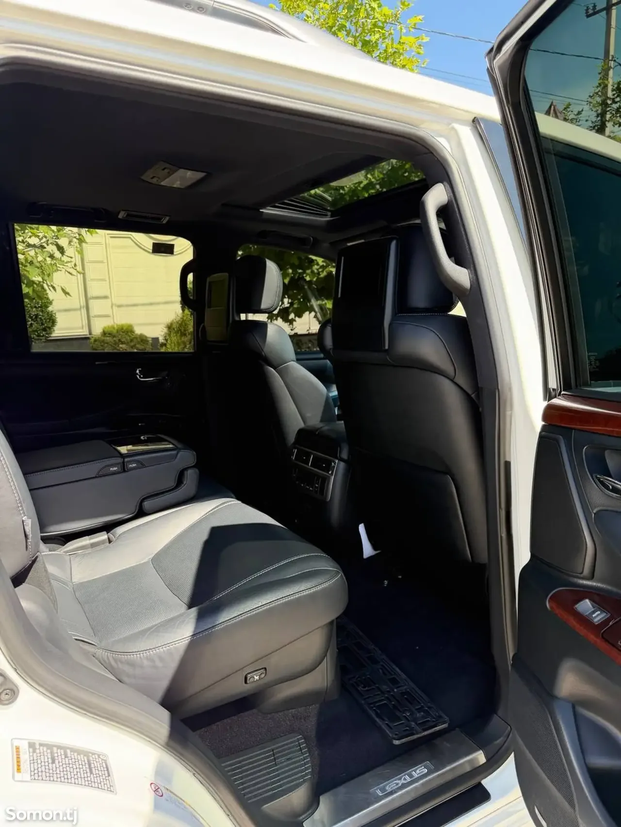 Lexus LX series 2015 · 5.7 AT